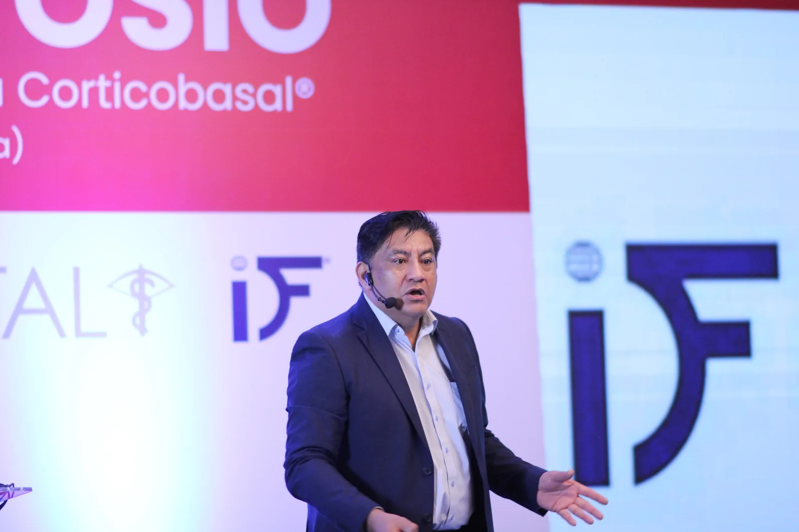 Conferencista impartiendo una sesión sobre implantología estratégica corticobasal