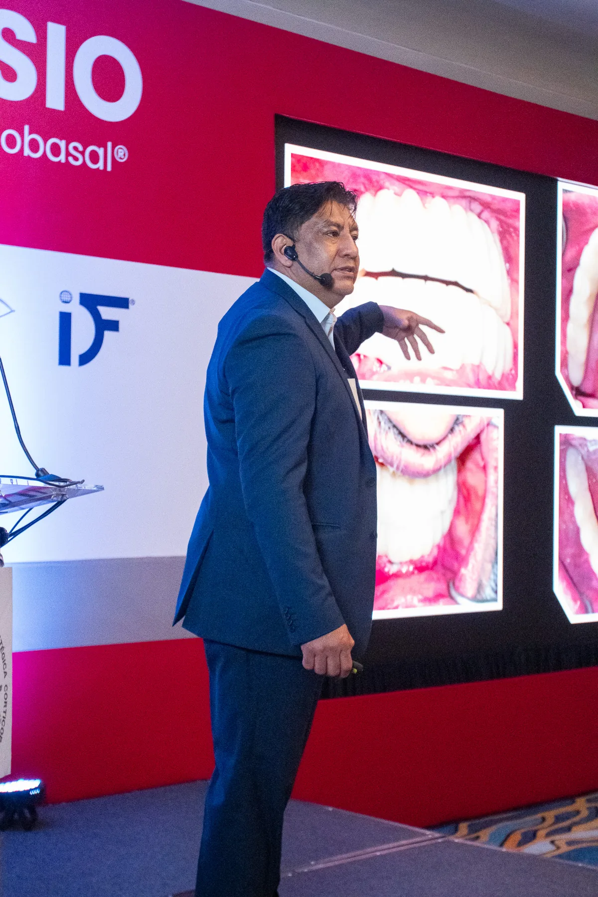 Ponente presentando casos clínicos de carga inmediata durante un simposio de implantología corticobasal
