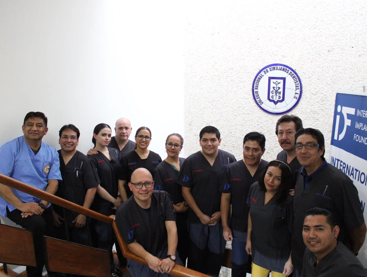 Cuerpo docente y participantes en la sede académica del colegio