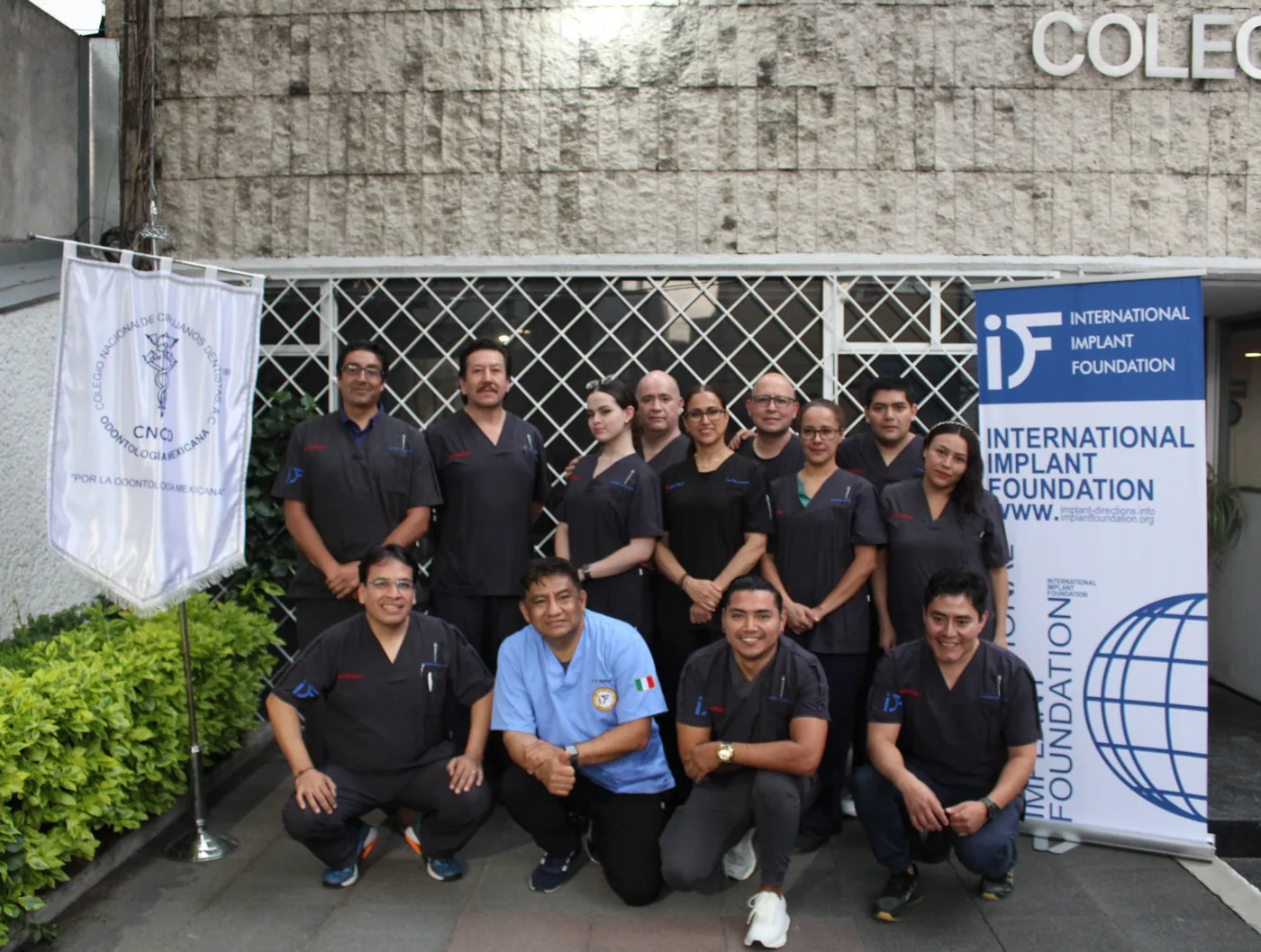 Participantes del curso frente a la sede del Colegio Nacional de Cirujanos Dentistas