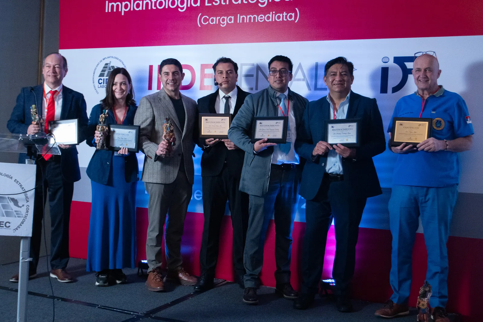 Entrega de reconocimientos durante un simposio de implantología corticobasal