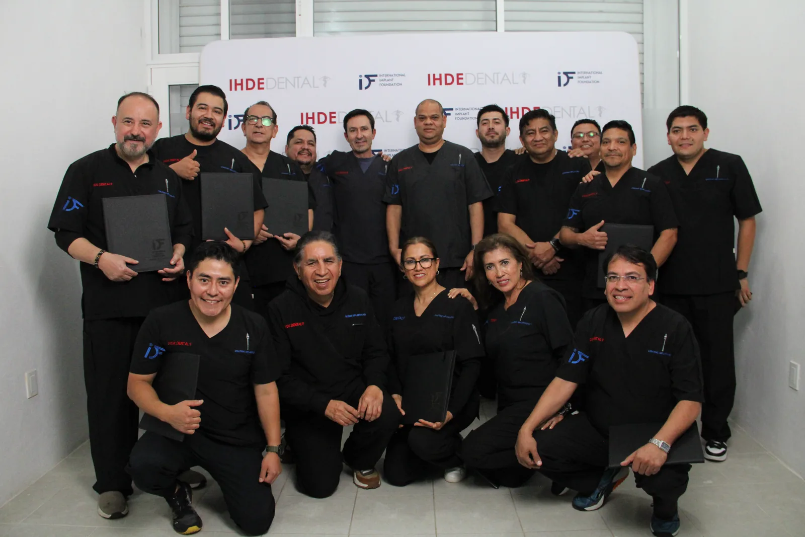 Entrega de constancias a los participantes de un taller de implantología